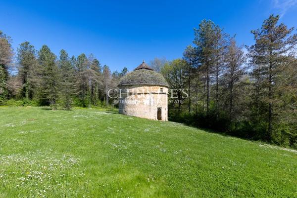 Propriété exceptionnelle comprenant cinq résidences, une piscine chauffée, un court de tennis et 23 hectares principalement de forêt verdoyante