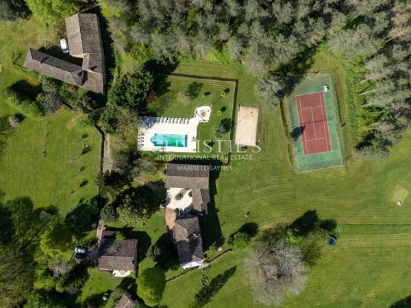 Propriété exceptionnelle comprenant cinq résidences, une piscine chauffée, un court de tennis et 23 hectares principalement de forêt verdoyante