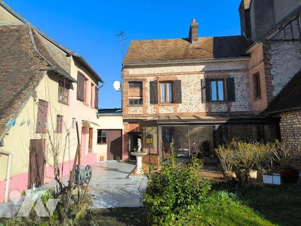 Cette maison se situe au centre ville de Louviers, proche de toutes les commodités. Elle se com...
