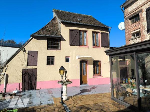 Cette maison se situe au centre ville de Louviers, proche de toutes les commodités. Elle se com...