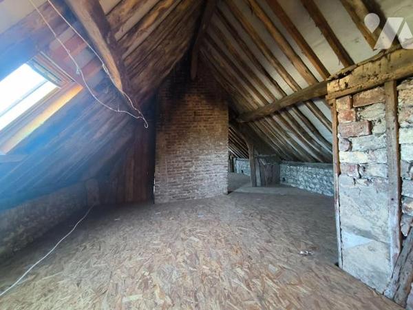 Cette maison se situe au centre ville de Louviers, proche de toutes les commodités. Elle se com...