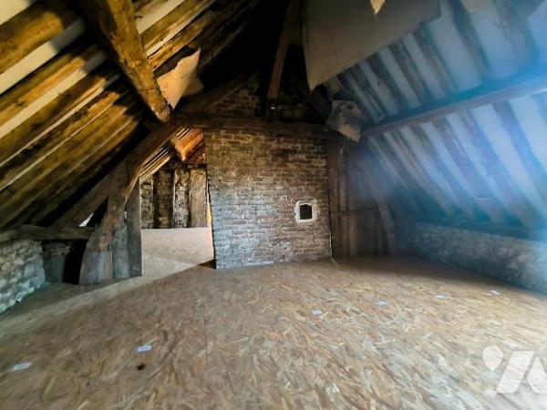 Cette maison se situe au centre ville de Louviers, proche de toutes les commodités. Elle se com...