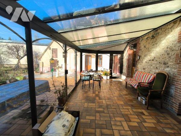 Cette maison se situe au centre ville de Louviers, proche de toutes les commodités. Elle se com...