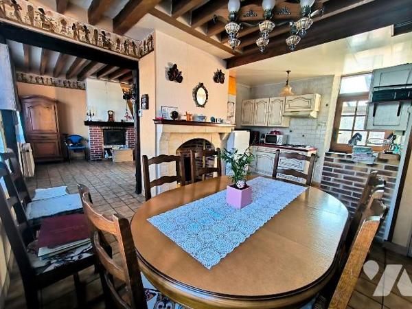 Cette maison se situe au centre ville de Louviers, proche de toutes les commodités. Elle se com...