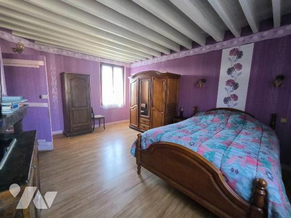 Cette maison se situe au centre ville de Louviers, proche de toutes les commodités. Elle se com...