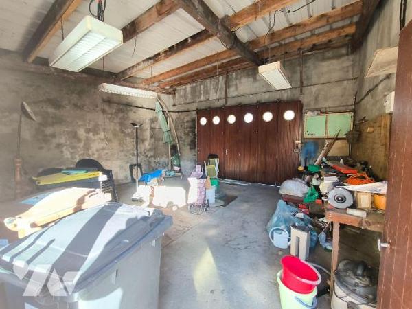 Cette maison se situe au centre ville de Louviers, proche de toutes les commodités. Elle se com...