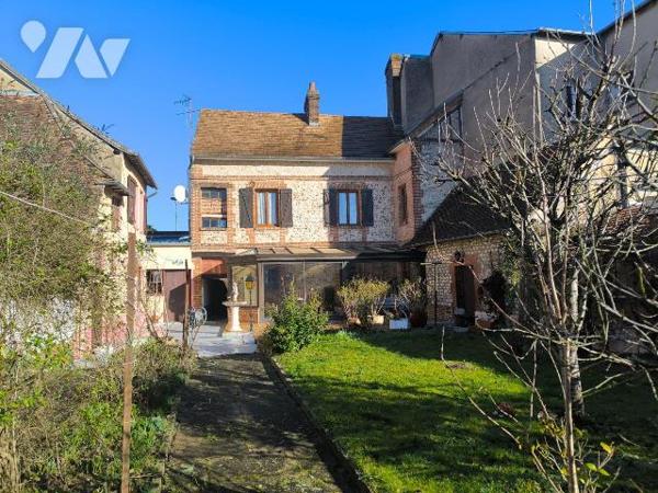 Cette maison se situe au centre ville de Louviers, proche de toutes les commodités. Elle se com...