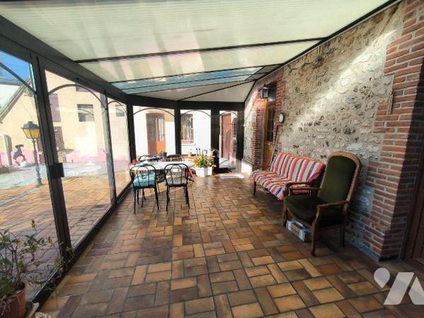 Cette maison se situe au centre ville de Louviers, proche de toutes les commodités. Elle se com...