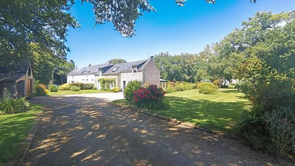 Longère à vendre à Saint Ave 4 chambres située dans un environnement exceptionnel.