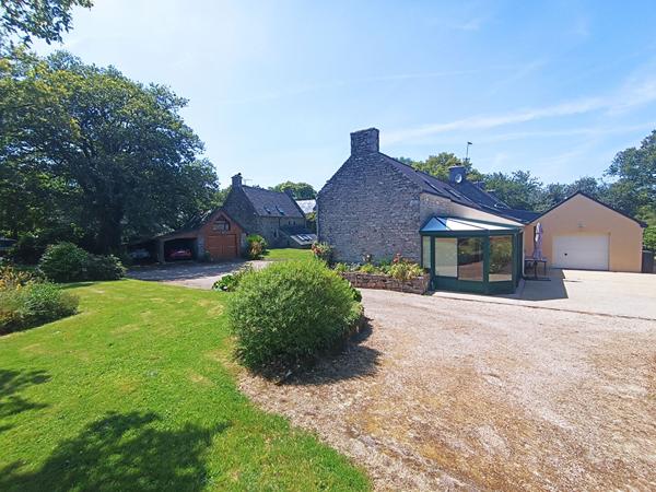 Longère à vendre à Saint Ave 4 chambres située dans un environnement exceptionnel.