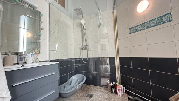 Vichy (03200) Appartement T3 dernier étage avec cave et 2 mansardes proche 4 chemins Vichy