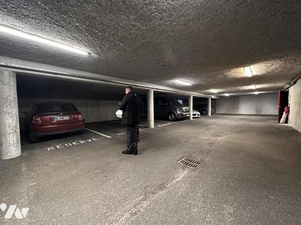 LOCAL PROFESSIONNEL 104 m² -  2 PLACES DE PARKING