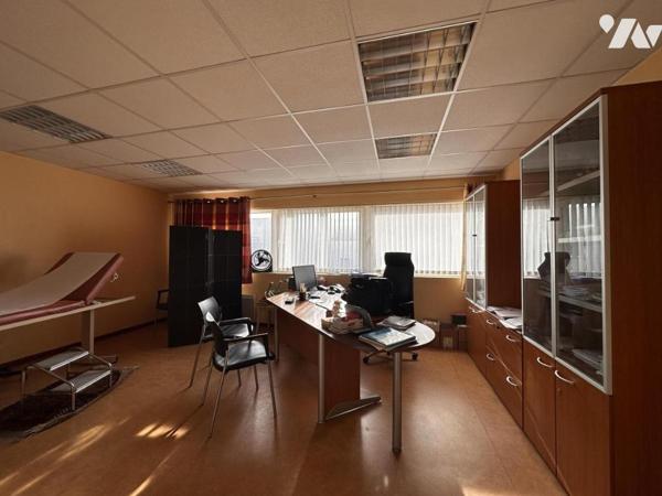 LOCAL PROFESSIONNEL 104 m² -  2 PLACES DE PARKING