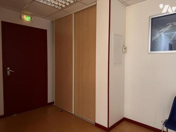LOCAL PROFESSIONNEL 104 m² -  2 PLACES DE PARKING