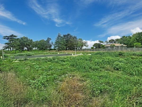 Terrain
        
        - 774 m² 256 000 € *