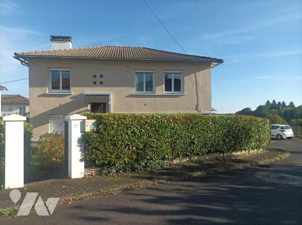 A VENDRE, à PLEAUX (Cantal), un pavillon rénové, habitable de suite, comprenant une cuisine amé...