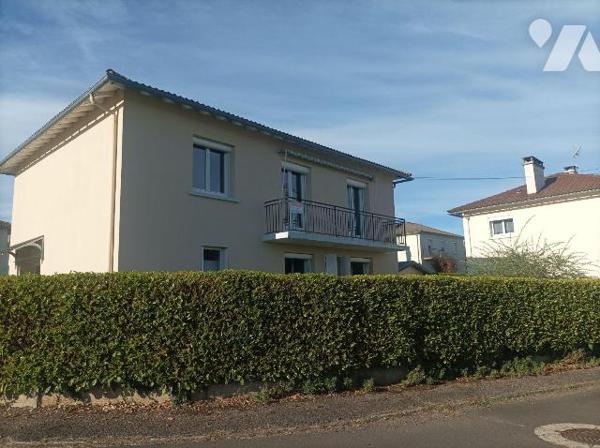 A VENDRE, à PLEAUX (Cantal), un pavillon rénové, habitable de suite, comprenant une cuisine amé...