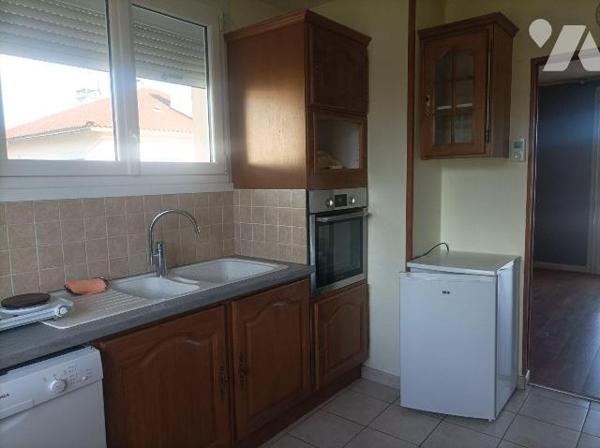 A VENDRE, à PLEAUX (Cantal), un pavillon rénové, habitable de suite, comprenant une cuisine amé...