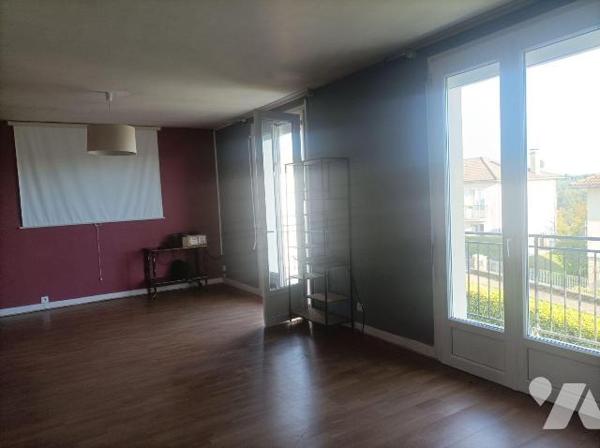 A VENDRE, à PLEAUX (Cantal), un pavillon rénové, habitable de suite, comprenant une cuisine amé...