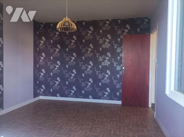 A VENDRE, à PLEAUX (Cantal), un pavillon rénové, habitable de suite, comprenant une cuisine amé...