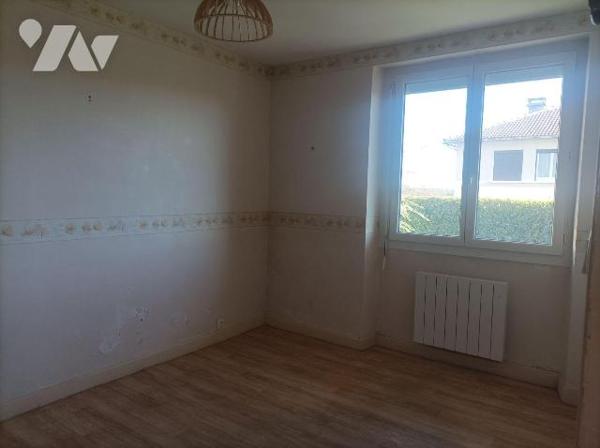 A VENDRE, à PLEAUX (Cantal), un pavillon rénové, habitable de suite, comprenant une cuisine amé...