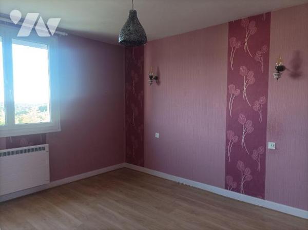 A VENDRE, à PLEAUX (Cantal), un pavillon rénové, habitable de suite, comprenant une cuisine amé...