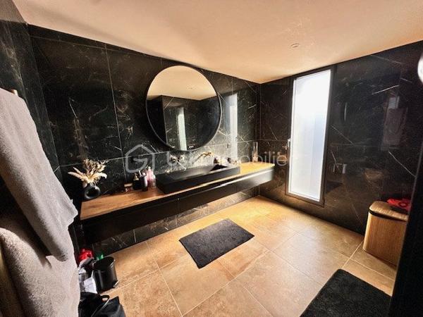 Local d activites de 240 m²