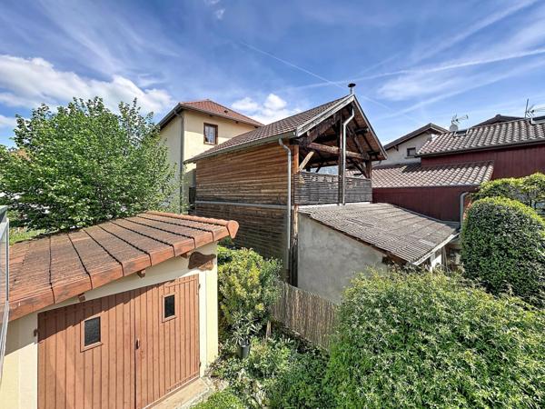 Maison de village au calme, plein centre bourg, avec jardin et dépendances.