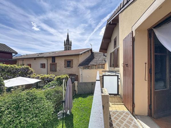 Maison de village au calme, plein centre bourg, avec jardin et dépendances.