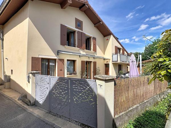 Maison de village au calme, plein centre bourg, avec jardin et dépendances.