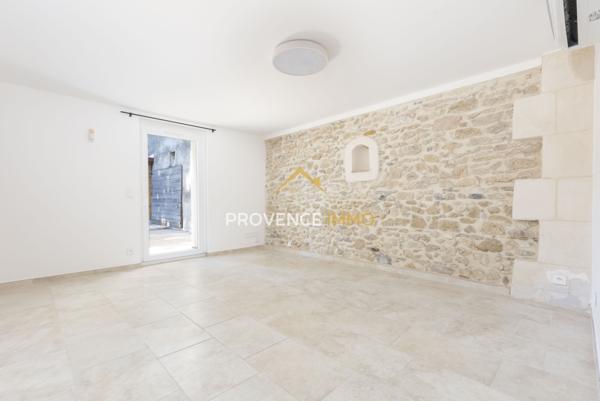 Eyguières (13430) Appartement T3 de 65m2 + terrasse de 38m2 entièrement rénové- Eyguières