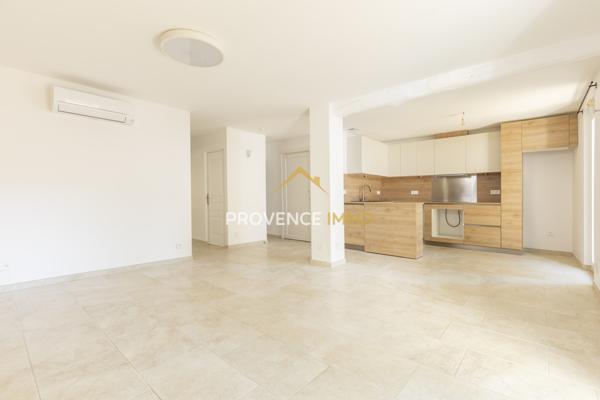 Eyguières (13430) Appartement T3 de 65m2 + terrasse de 38m2 entièrement rénové- Eyguières
