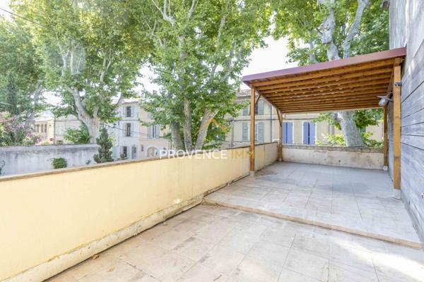 Eyguières (13430) Appartement T3 de 65m2 + terrasse de 38m2 entièrement rénové- Eyguières
