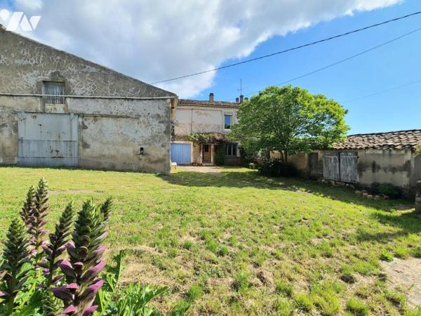 Bourg-Saint-Andéol, Maison en Pierres avec Dépendances + Parcelles boisées.