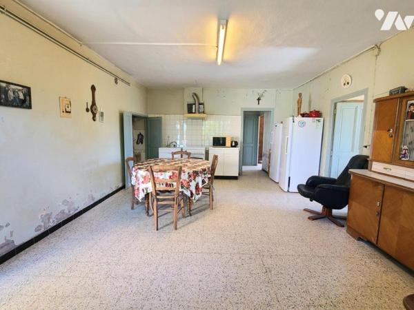 Bourg-Saint-Andéol, Maison en Pierres avec Dépendances + Parcelles boisées.