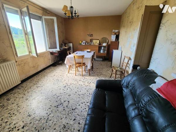Bourg-Saint-Andéol, Maison en Pierres avec Dépendances + Parcelles boisées.