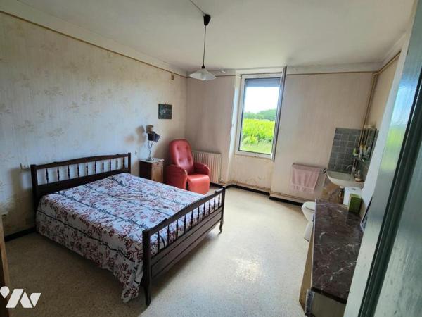 Bourg-Saint-Andéol, Maison en Pierres avec Dépendances + Parcelles boisées.