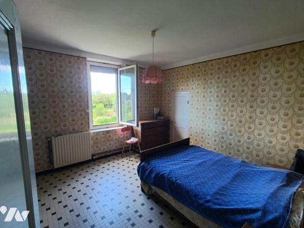 Bourg-Saint-Andéol, Maison en Pierres avec Dépendances + Parcelles boisées.