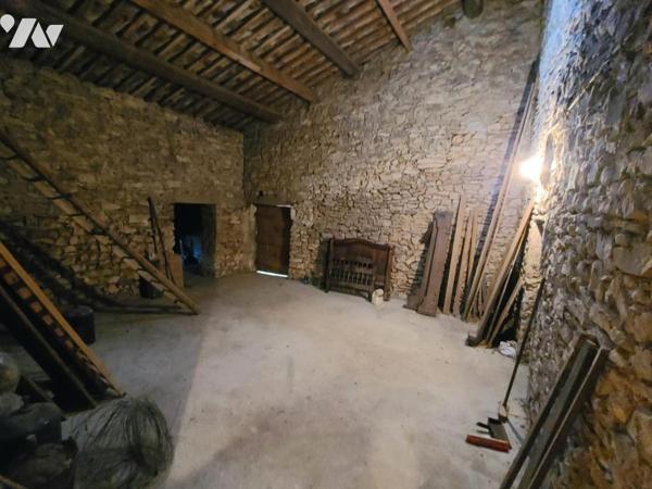 Bourg-Saint-Andéol, Maison en Pierres avec Dépendances + Parcelles boisées.
