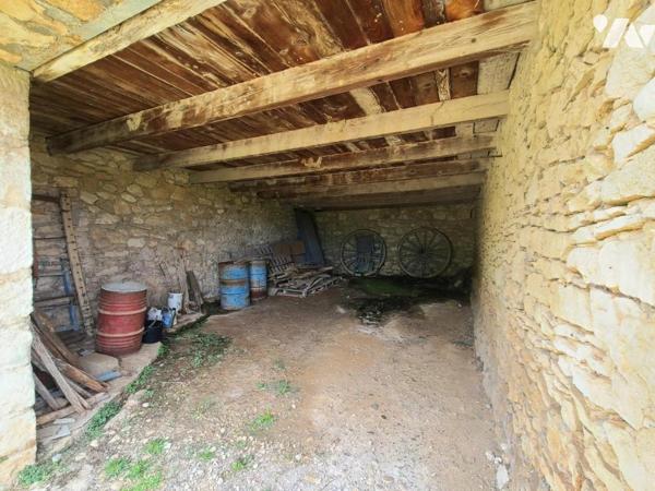 Bourg-Saint-Andéol, Maison en Pierres avec Dépendances + Parcelles boisées.