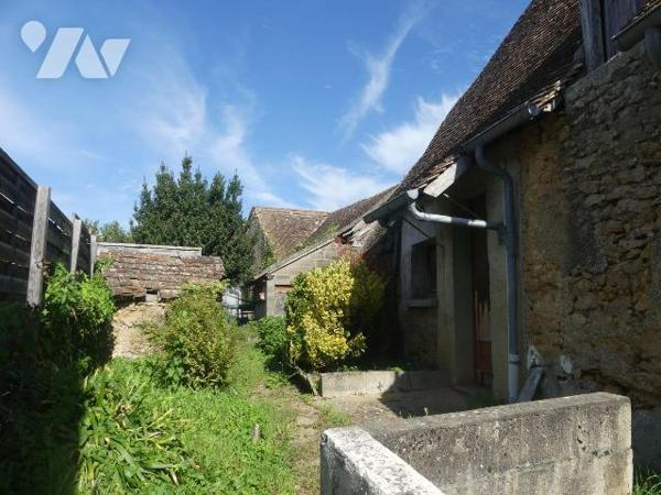 MAISON formée de la réunion de 2 maisons de plain-pied comprenant cuisine-séjour, grand salon, ...