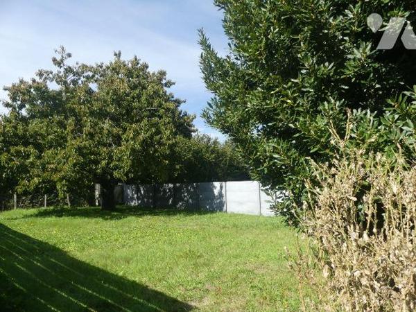 MAISON formée de la réunion de 2 maisons de plain-pied comprenant cuisine-séjour, grand salon, ...