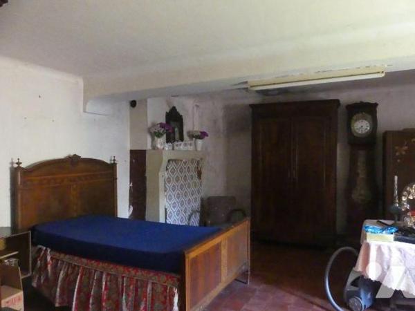 MAISON formée de la réunion de 2 maisons de plain-pied comprenant cuisine-séjour, grand salon, ...