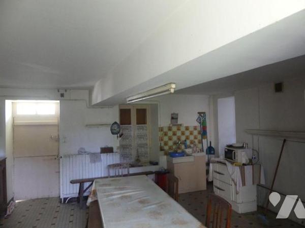 MAISON formée de la réunion de 2 maisons de plain-pied comprenant cuisine-séjour, grand salon, ...