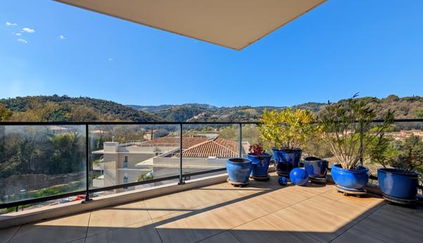 Auribeau-sur-Siagne (06810) Superbe T3 ( 61m2) avec terrasse, vue dégagée et parking