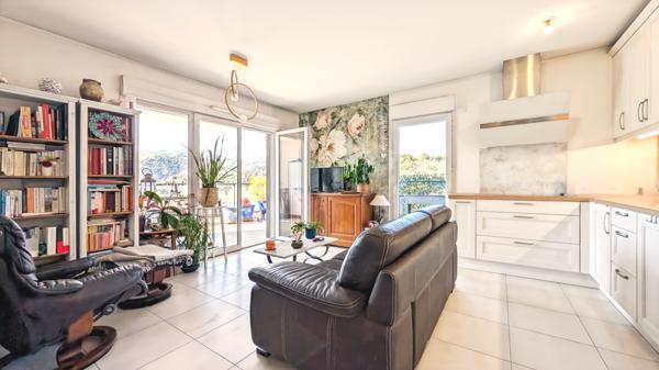 Auribeau-sur-Siagne (06810) Superbe T3 ( 61m2) avec terrasse, vue dégagée et parking