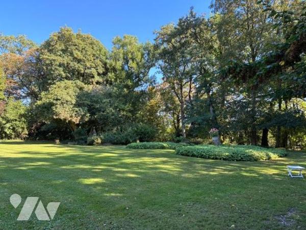 Manoir avec parc et maison de gardien