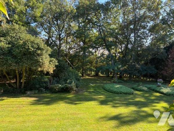 Manoir avec parc et maison de gardien