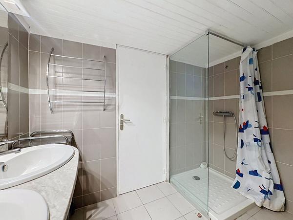 VENDRE ? ENSEMBLE IMMOBILIER DE 395 m² AVEC PISCINE À ARLES