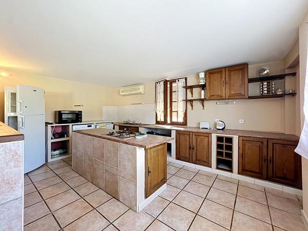 VENDRE ? ENSEMBLE IMMOBILIER DE 395 m² AVEC PISCINE À ARLES